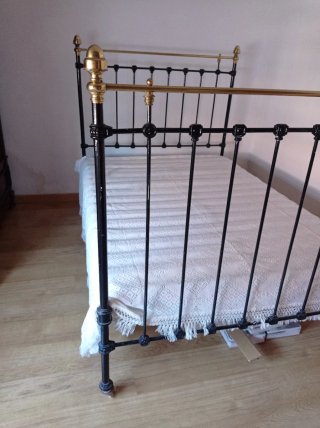 Cama de hierro forjado. URGE por vaciado de casa.
