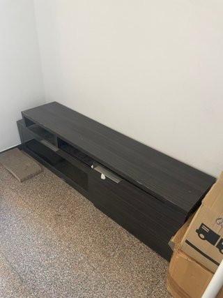 Mueble bajo TV gris con cristal