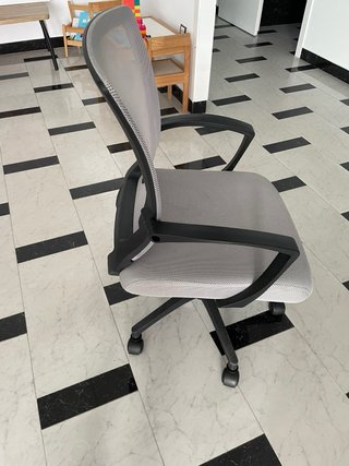 Silla ergonómica de oficina gris