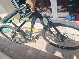 Bicicletta da uomo nera e gialla
