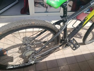 Bicicletta da uomo nera e gialla