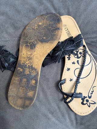 Sandalias negras polipiel