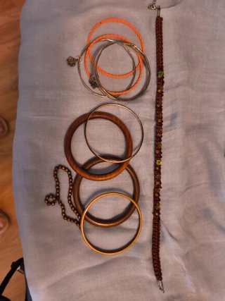 Conjunto de bisutería dorado y naranja, madera