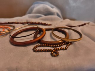 Conjunto de bisutería dorado y naranja, madera
