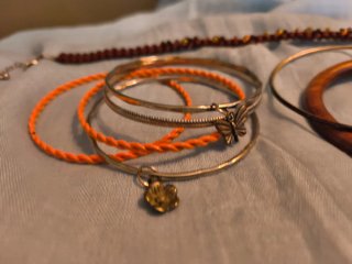 Conjunto de bisutería dorado y naranja, madera