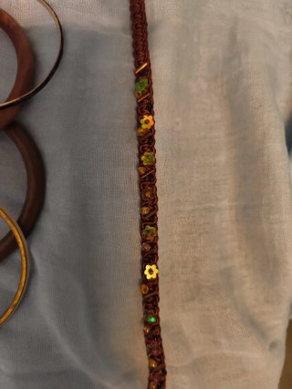 Conjunto de bisutería dorado y naranja, madera