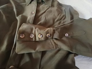Vestido midi verde oliva con cinturón