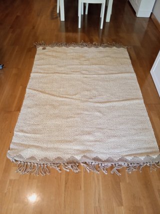 Alfombra de yute beige y marrón