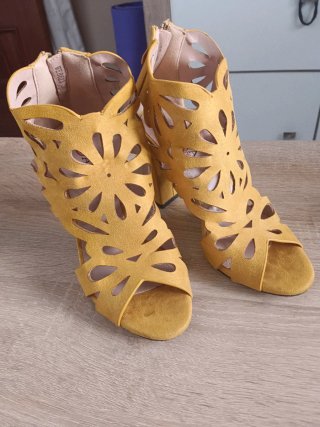 Zapatos tacón mostaza con diseño floral