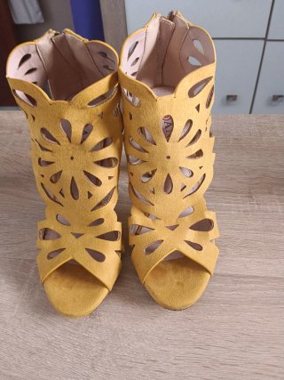 Zapatos tacón mostaza con diseño floral