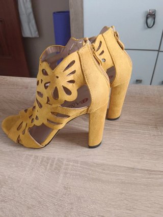 Zapatos tacón mostaza con diseño floral