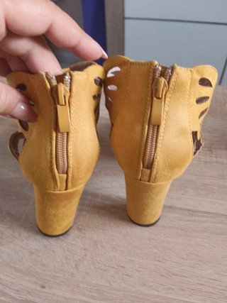 Zapatos tacón mostaza con diseño floral