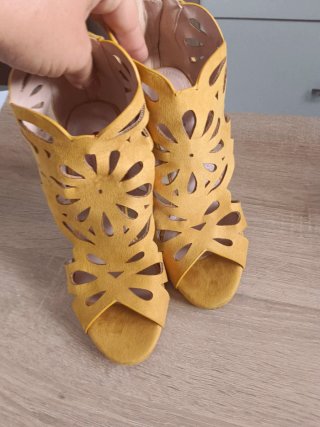Zapatos tacón mostaza con diseño floral