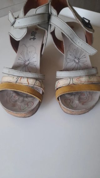 Sandalias cuña blanco y amarillo