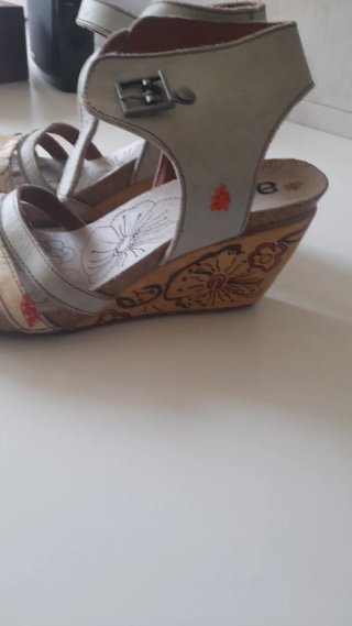 Sandalias cuña blanco y amarillo