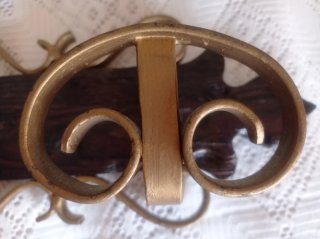 Percha de hierro y madera