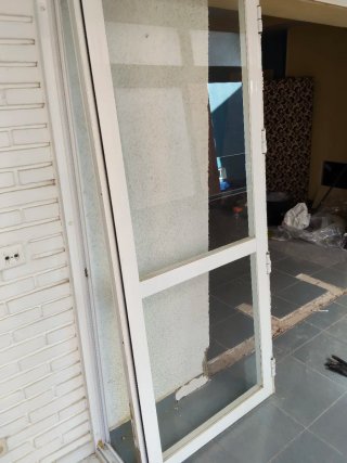 Puerta de aluminio blanca
