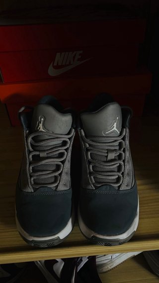 Zapatillas Jordan Grises y Blancas