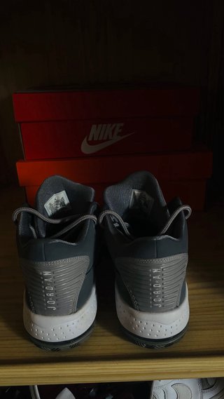 Zapatillas Jordan Grises y Blancas