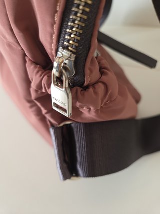 Mochila parfois rosa apagado.