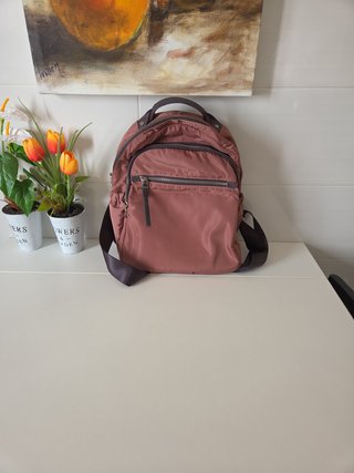 Mochila parfois rosa apagado.