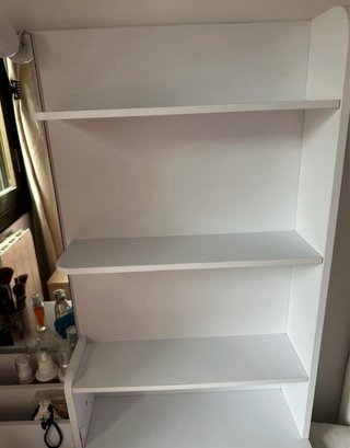 Tocador blanco con espejo sin las luces.