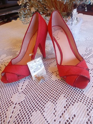 Zapatos de tacón rojos para mujer