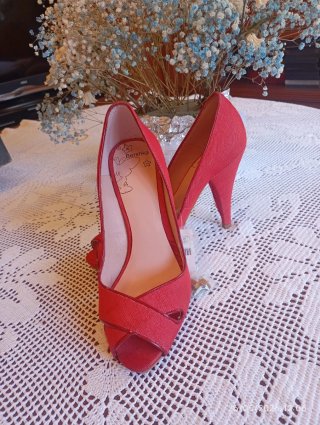 Zapatos de tacón rojos para mujer