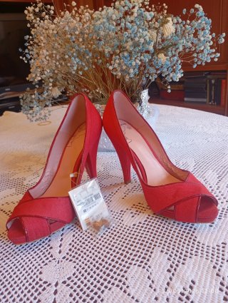 Zapatos de tacón rojos para mujer
