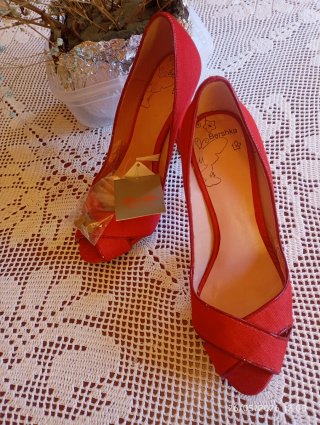 Zapatos de tacón rojos para mujer