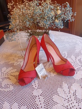 Zapatos de tacón rojos para mujer
