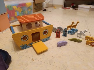 Barco de madera con figuras de animales