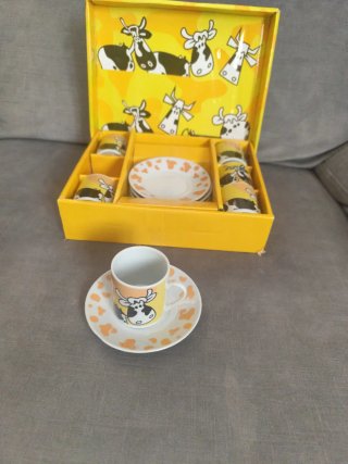 Set di 6 tazze e piatti da caffè con divertente design di mucche gialle