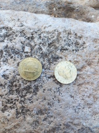 Par de monedas antiguas