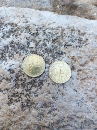Par de monedas antiguas