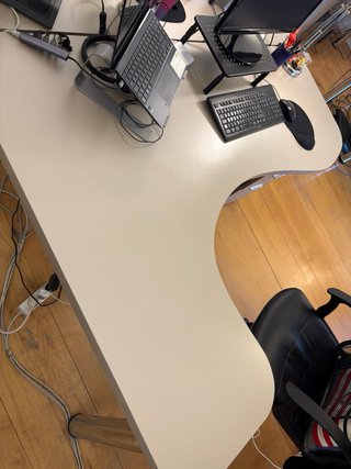 Escritorio gris en L con cajonera
