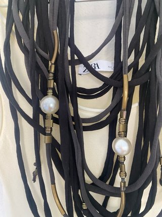Collar bohemio negro y gris