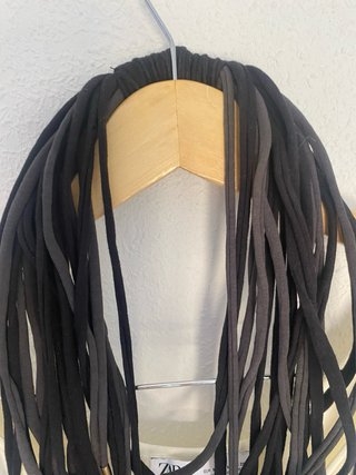 Collar bohemio negro y gris