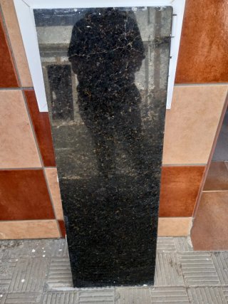 Piedra de mármol verde oscura con vetas
