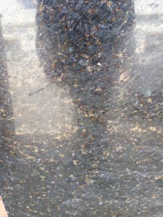 Piedra de mármol verde oscura con vetas