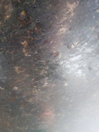 Piedra de mármol verde oscura con vetas