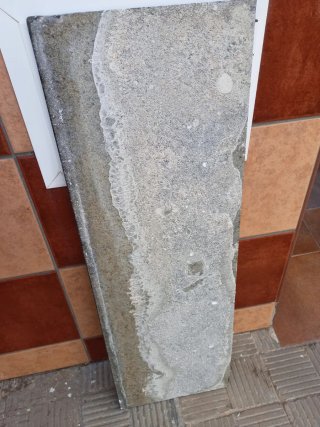 Piedra de mármol verde oscura con vetas