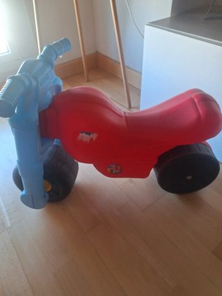 Moto de juguete roja y azul