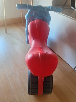 Moto de juguete roja y azul