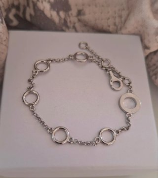 Pulsera de plata con círculos
