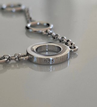 Pulsera de plata con círculos