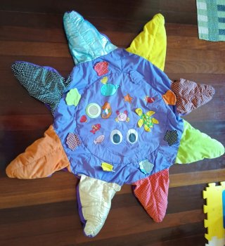 Alfombra sensorial interactiva para bebé