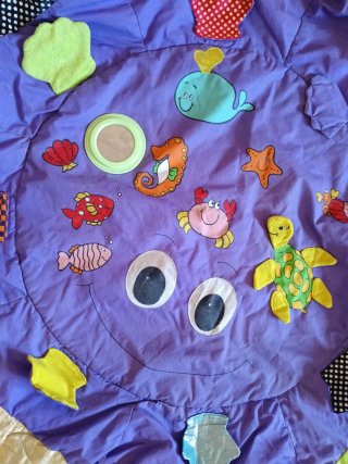 Alfombra sensorial interactiva para bebé