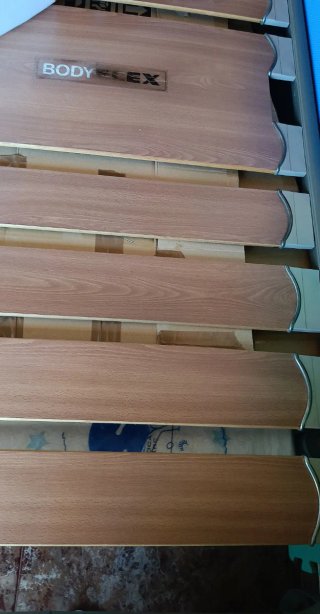 Scrivania in legno con sedia e sommiere