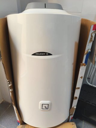 Calentador de agua Ariston 80L a reparar.